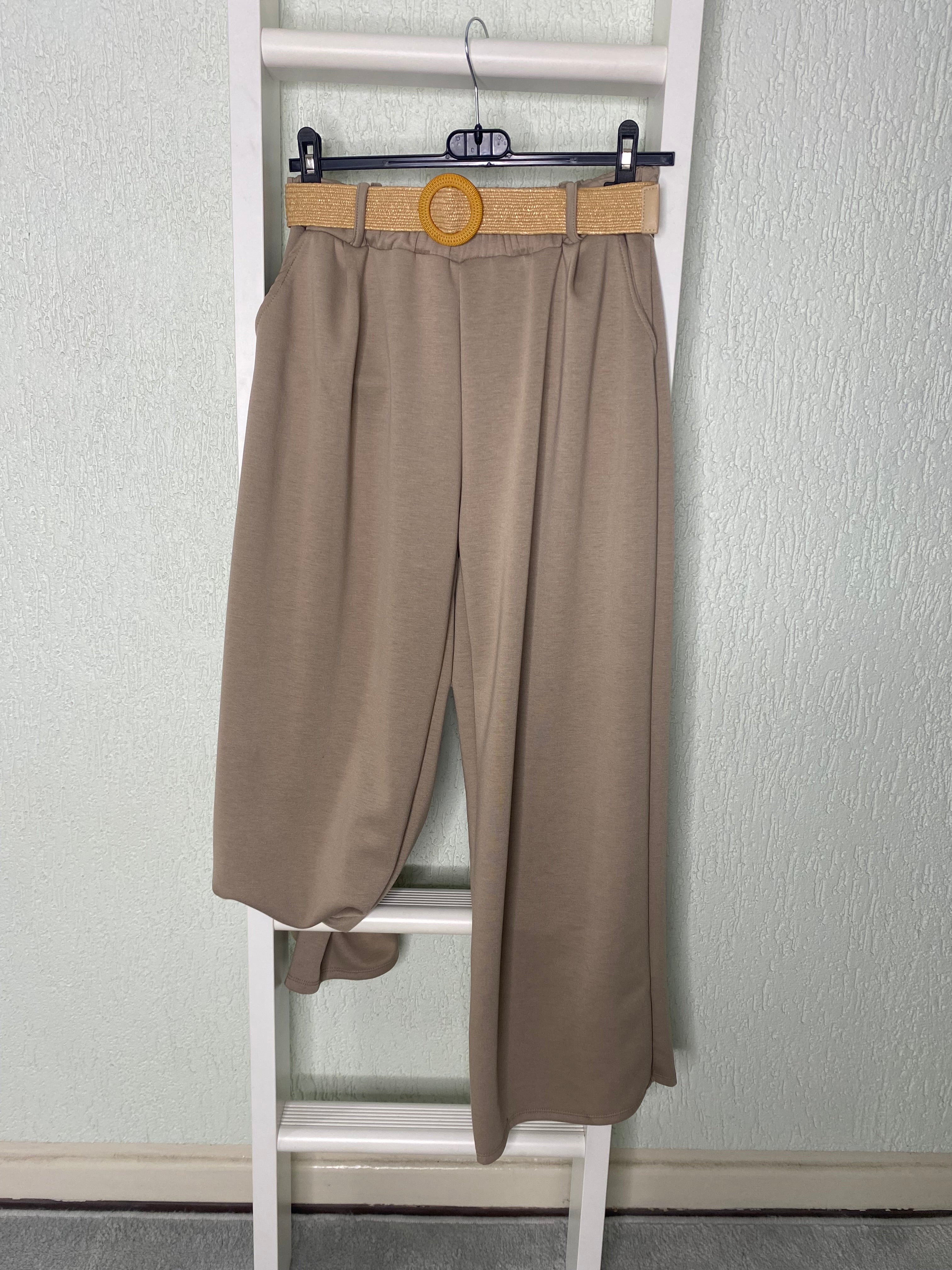 Weite Hose mit Flechtgürtel