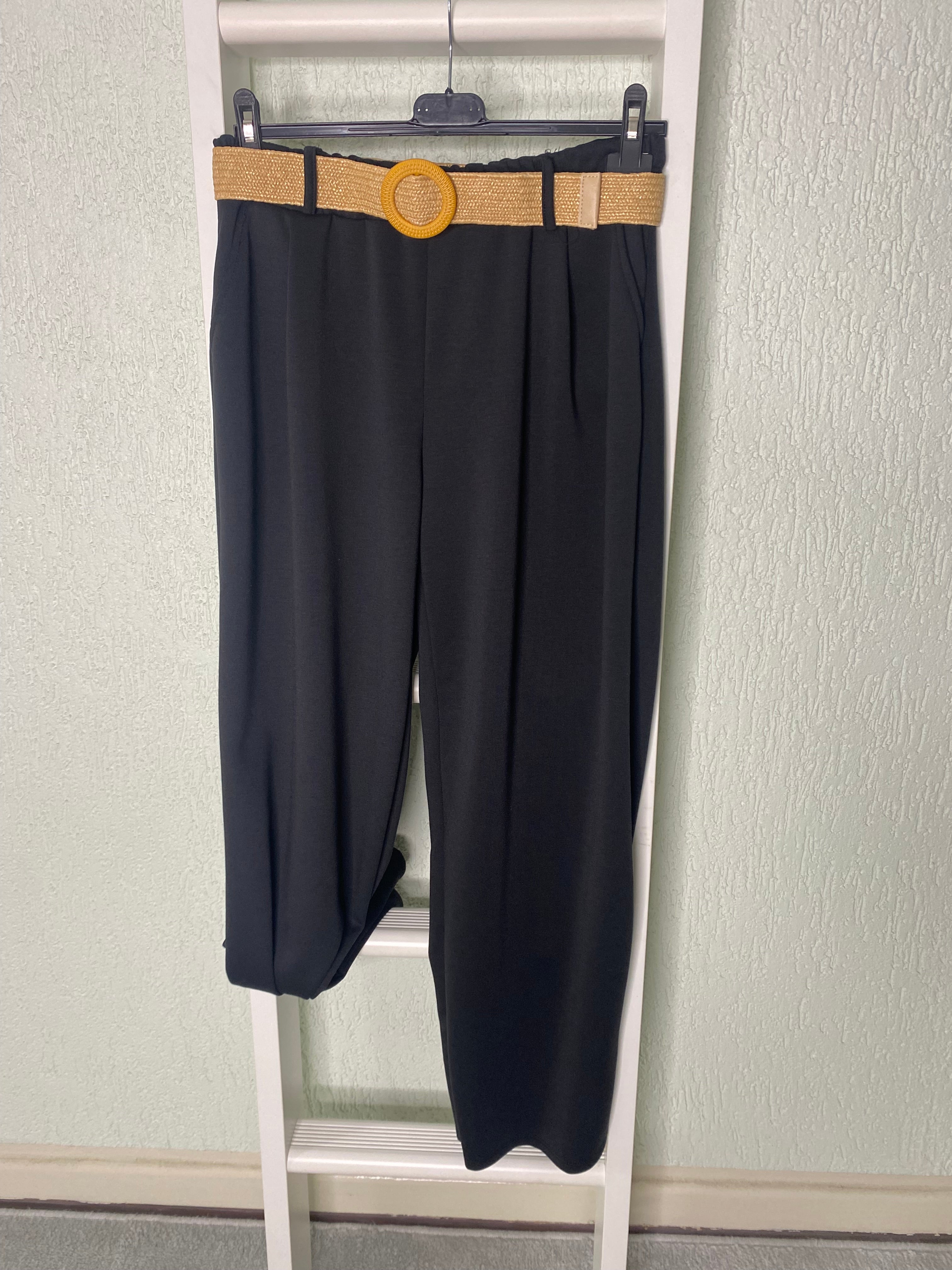 Weite Hose mit Flechtgürtel