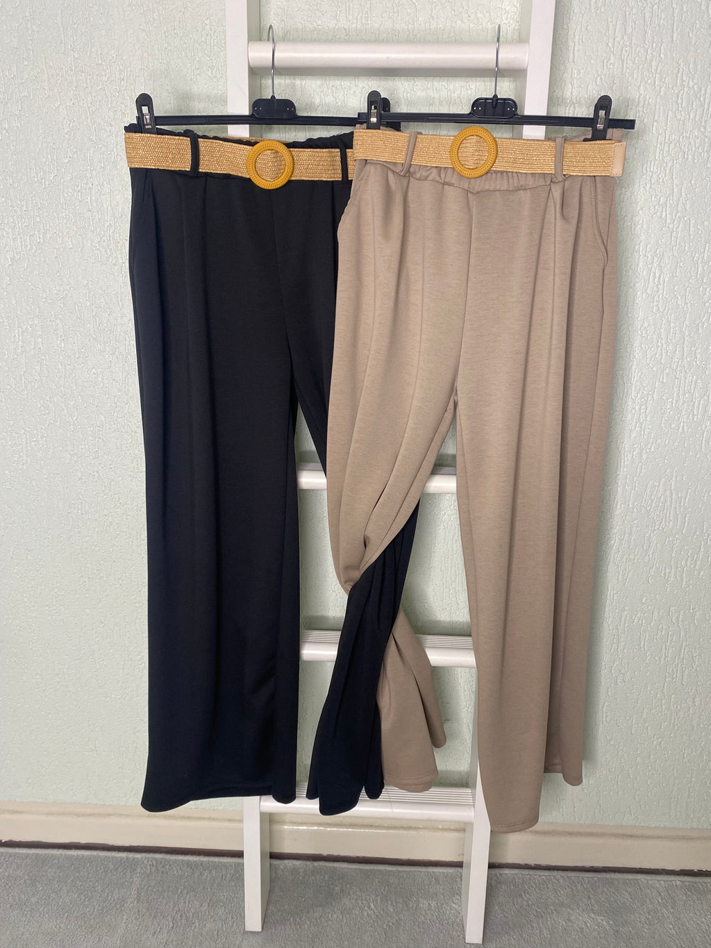 Weite Hose mit Flechtgürtel