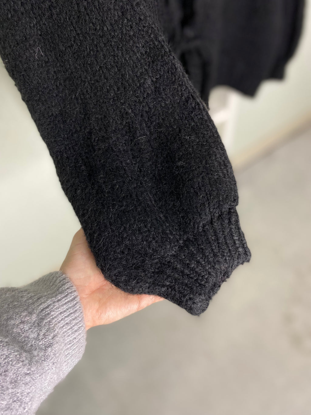 Strickjacke mit Schleifenverschluss