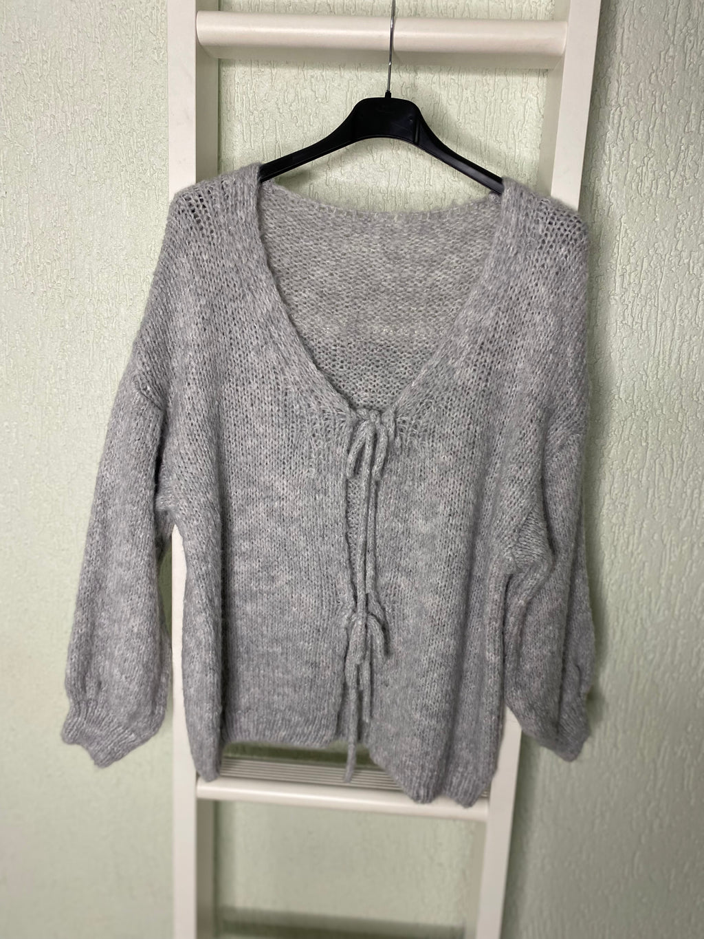 Strickjacke mit Schleifenverschluss