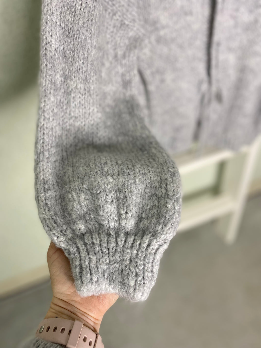 Strickjacke mit Schleifenverschluss