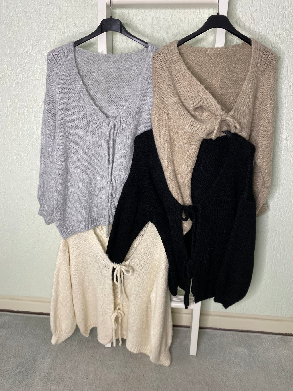 Strickjacke mit Schleifenverschluss