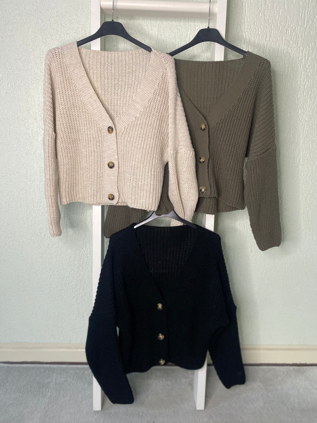 Cropped Strickjacke mit Knöpfen
