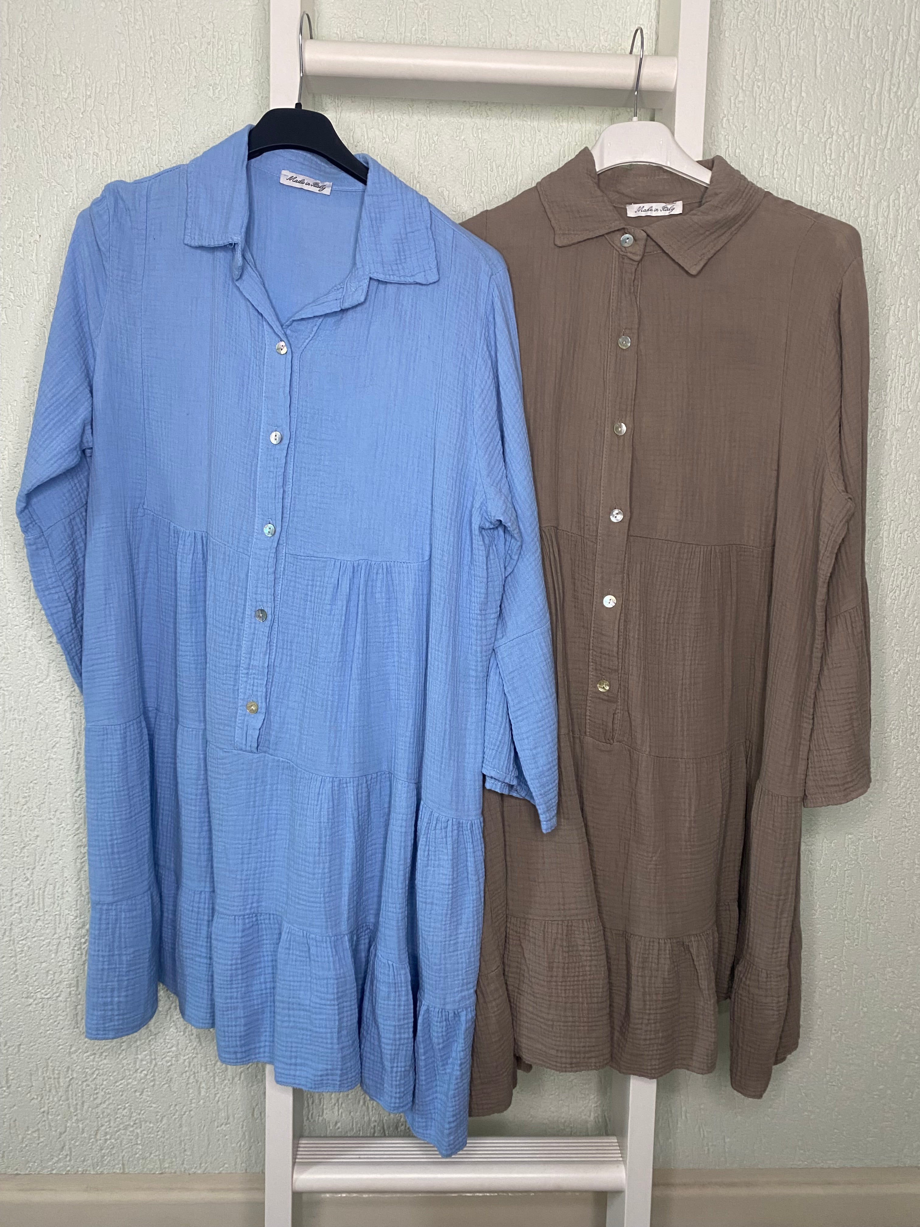 Knopfkleid aus Musselinoptik