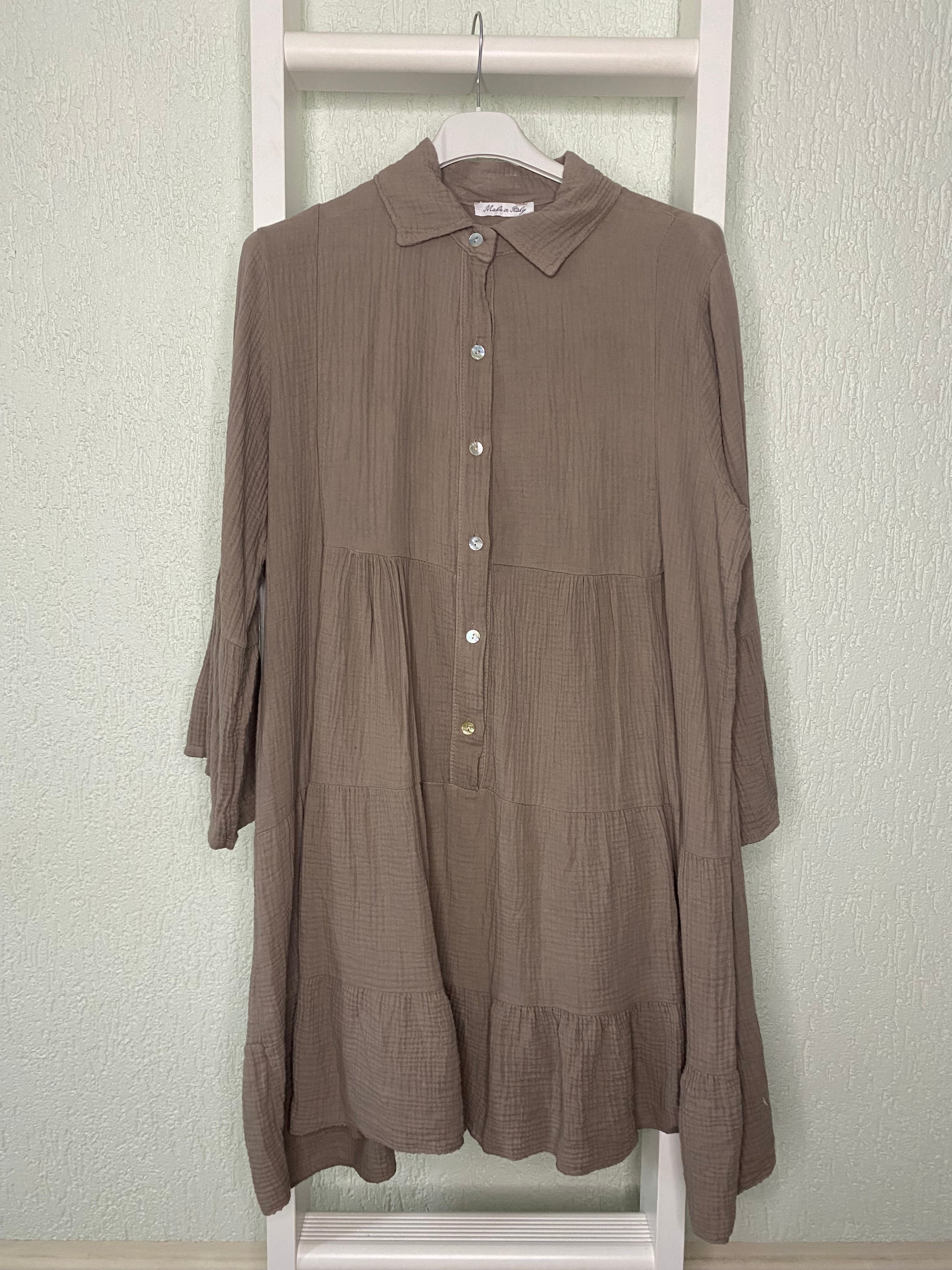 Knopfkleid aus Musselinoptik