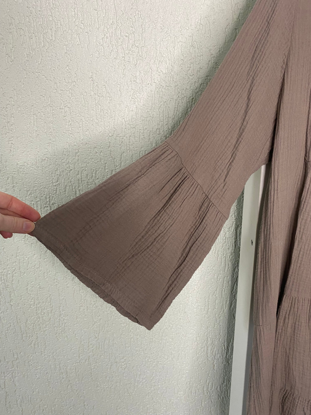 Knopfkleid aus Musselinoptik