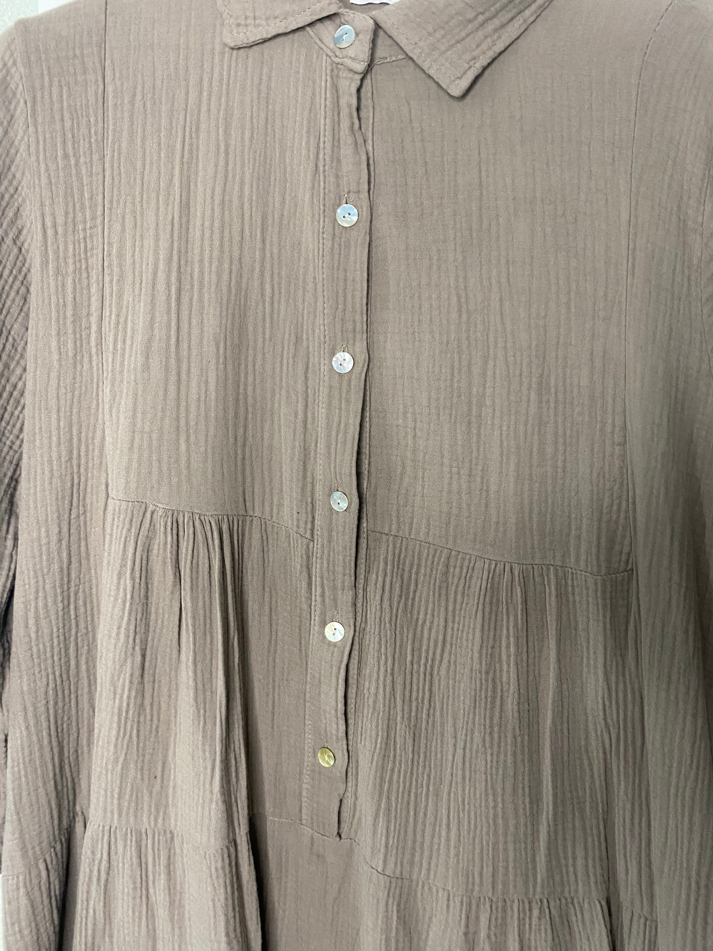 Knopfkleid aus Musselinoptik