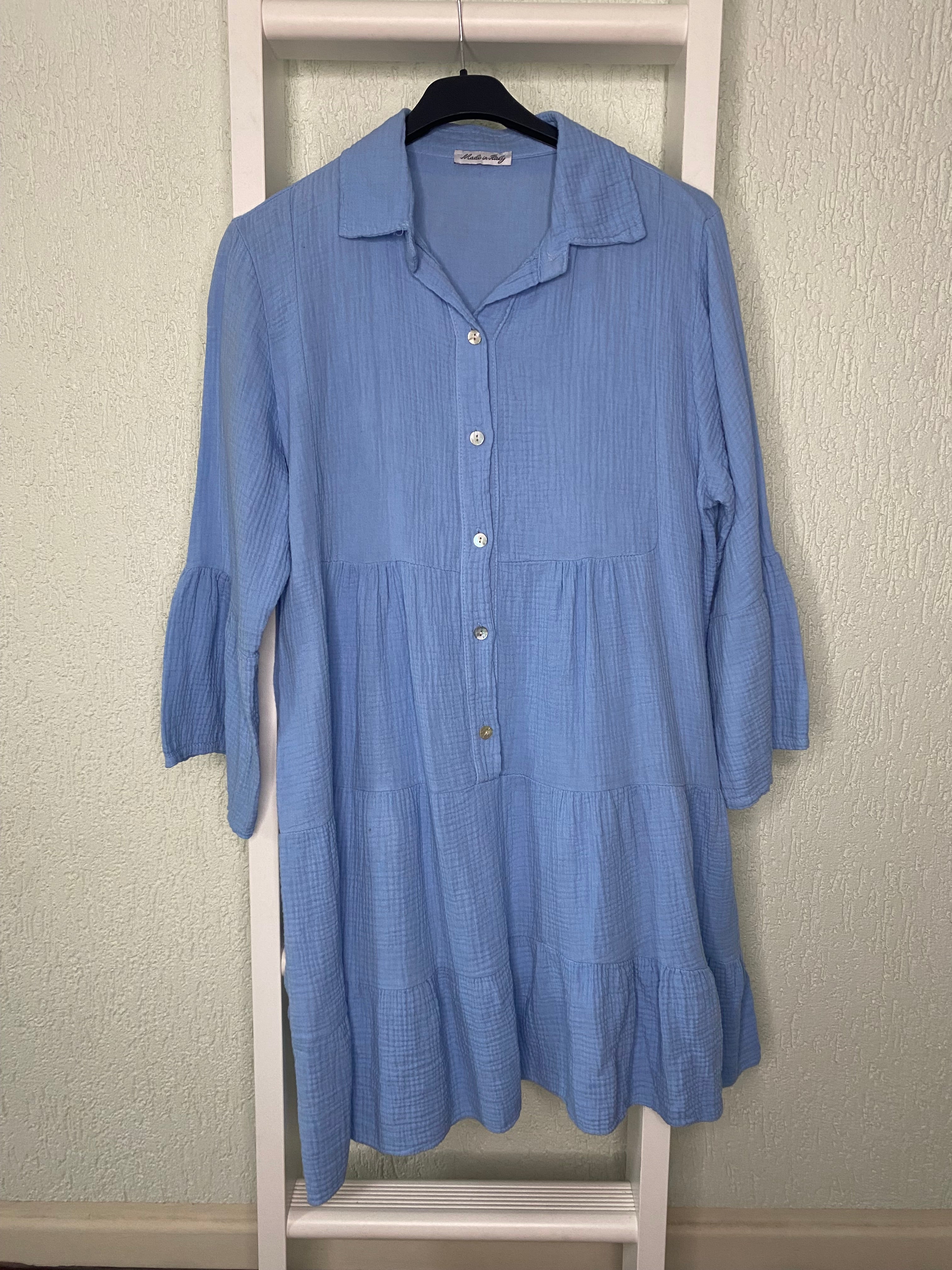 Knopfkleid aus Musselinoptik