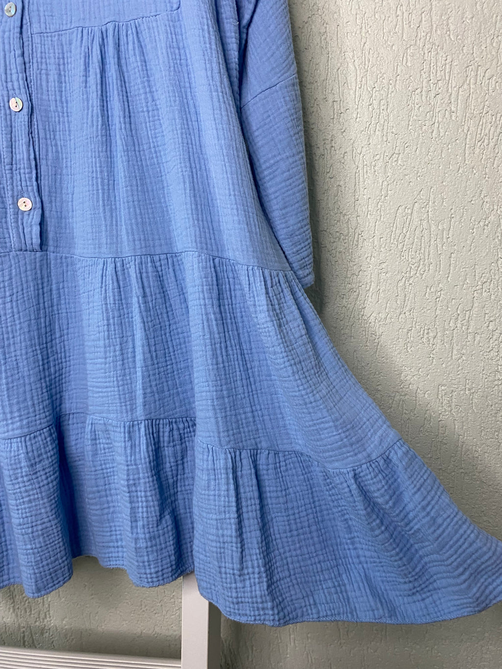 Knopfkleid aus Musselinoptik