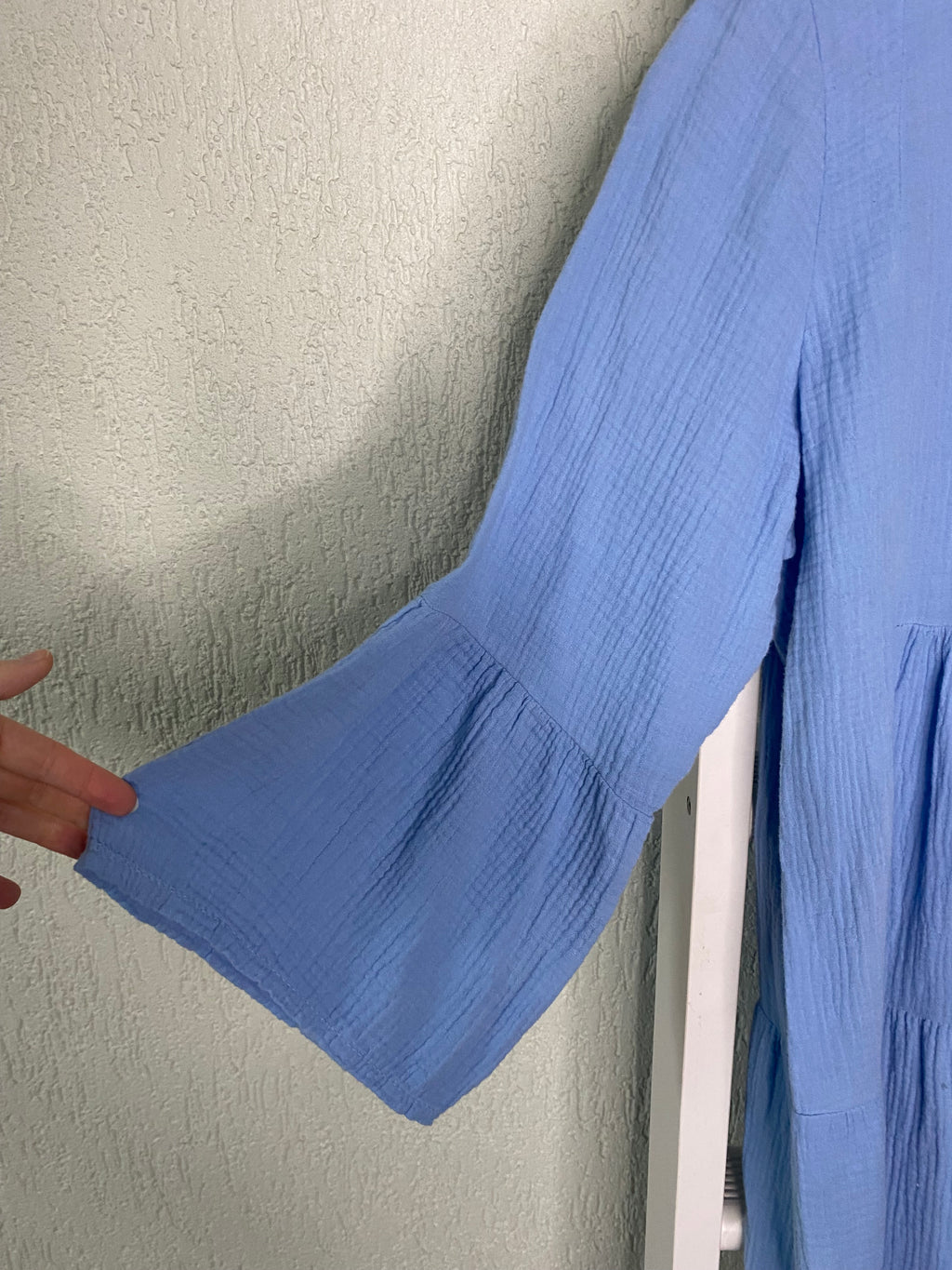 Knopfkleid aus Musselinoptik