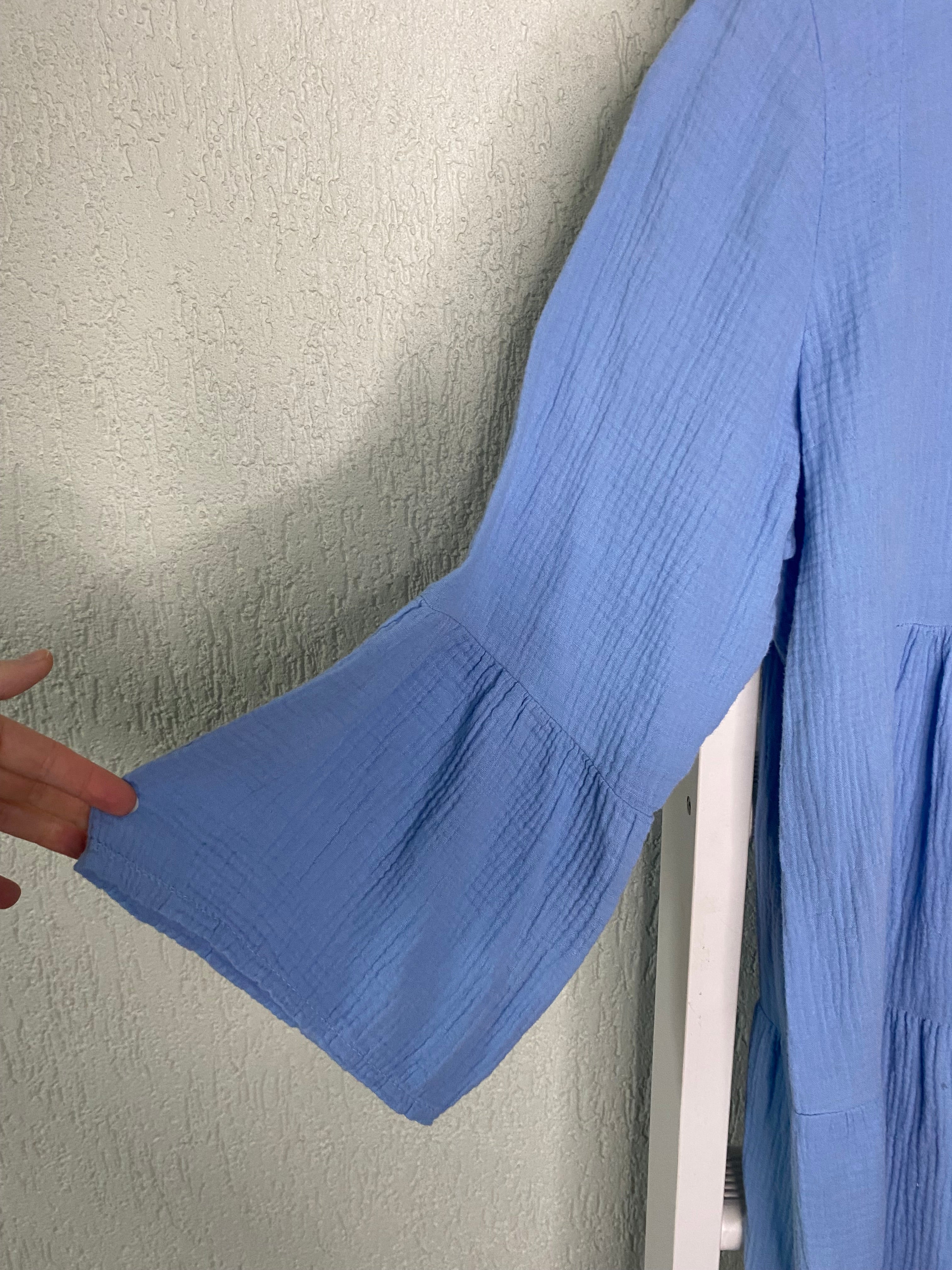Knopfkleid aus Musselinoptik