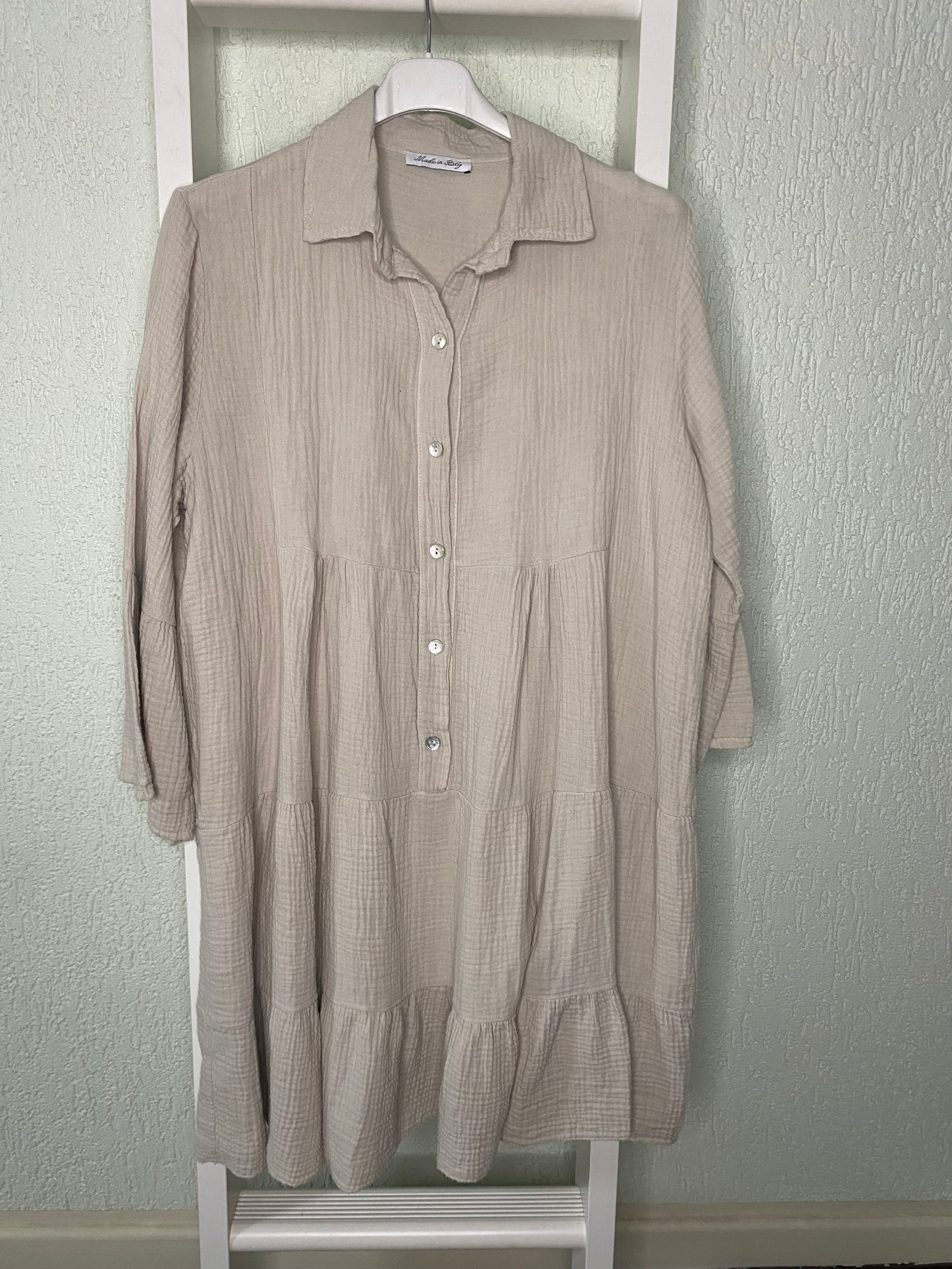 Knopfkleid aus Musselinoptik