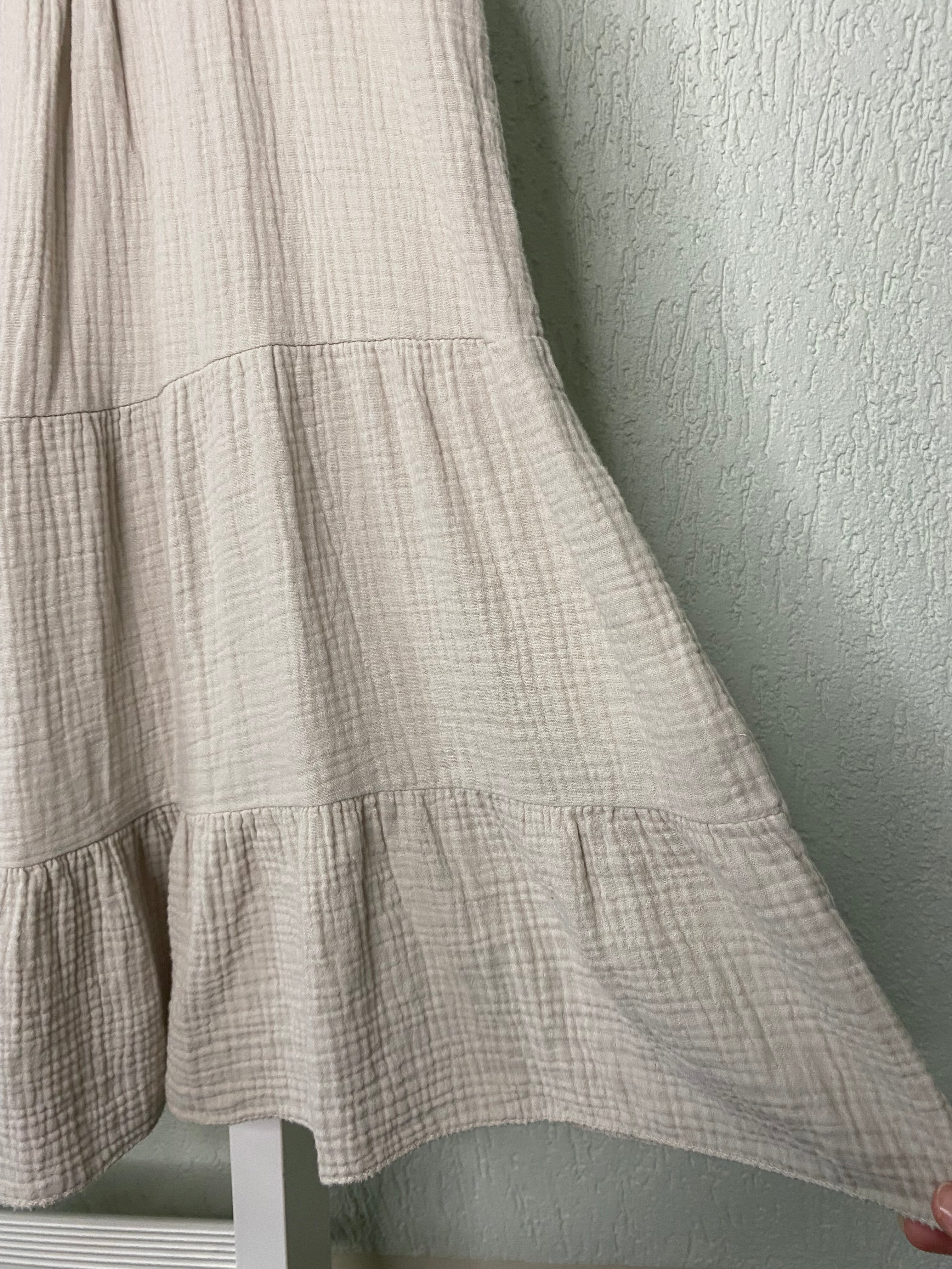 Knopfkleid aus Musselinoptik