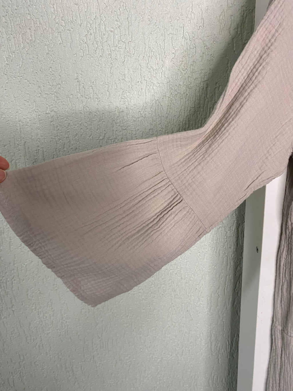 Knopfkleid aus Musselinoptik
