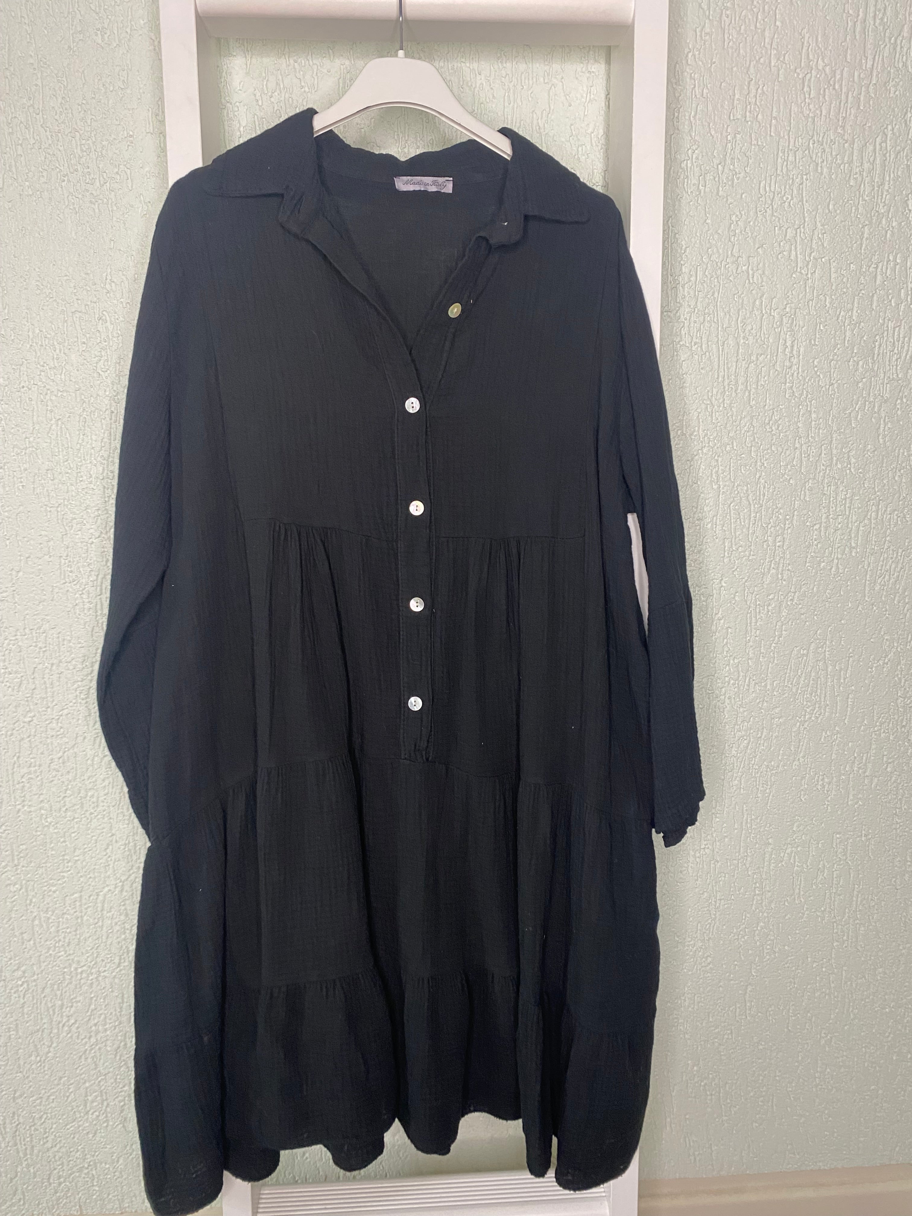 Knopfkleid aus Musselinoptik