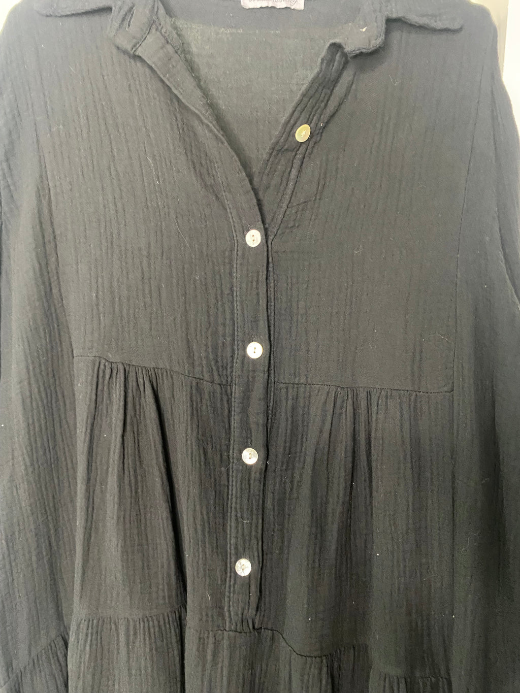 Knopfkleid aus Musselinoptik