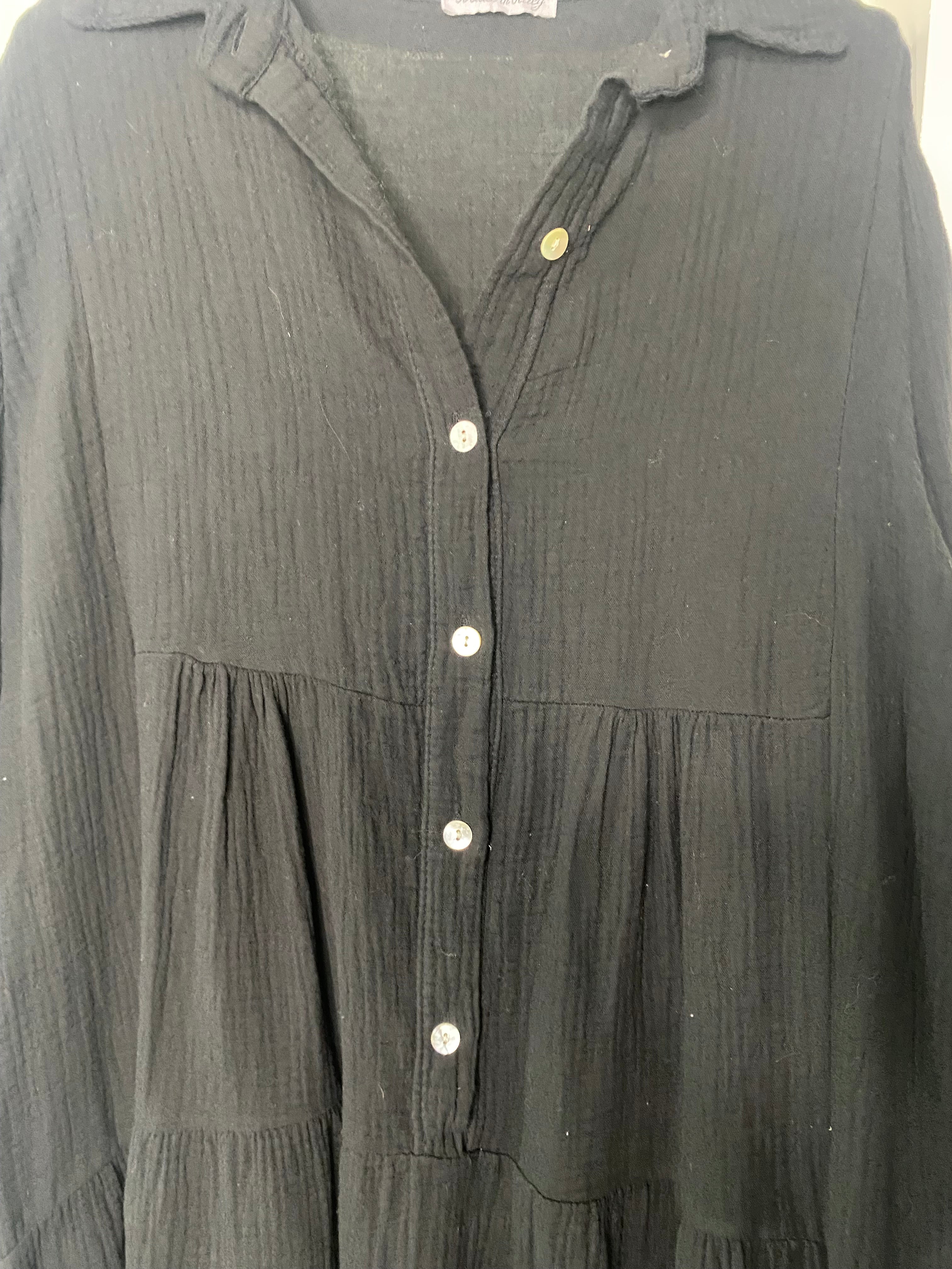 Knopfkleid aus Musselinoptik