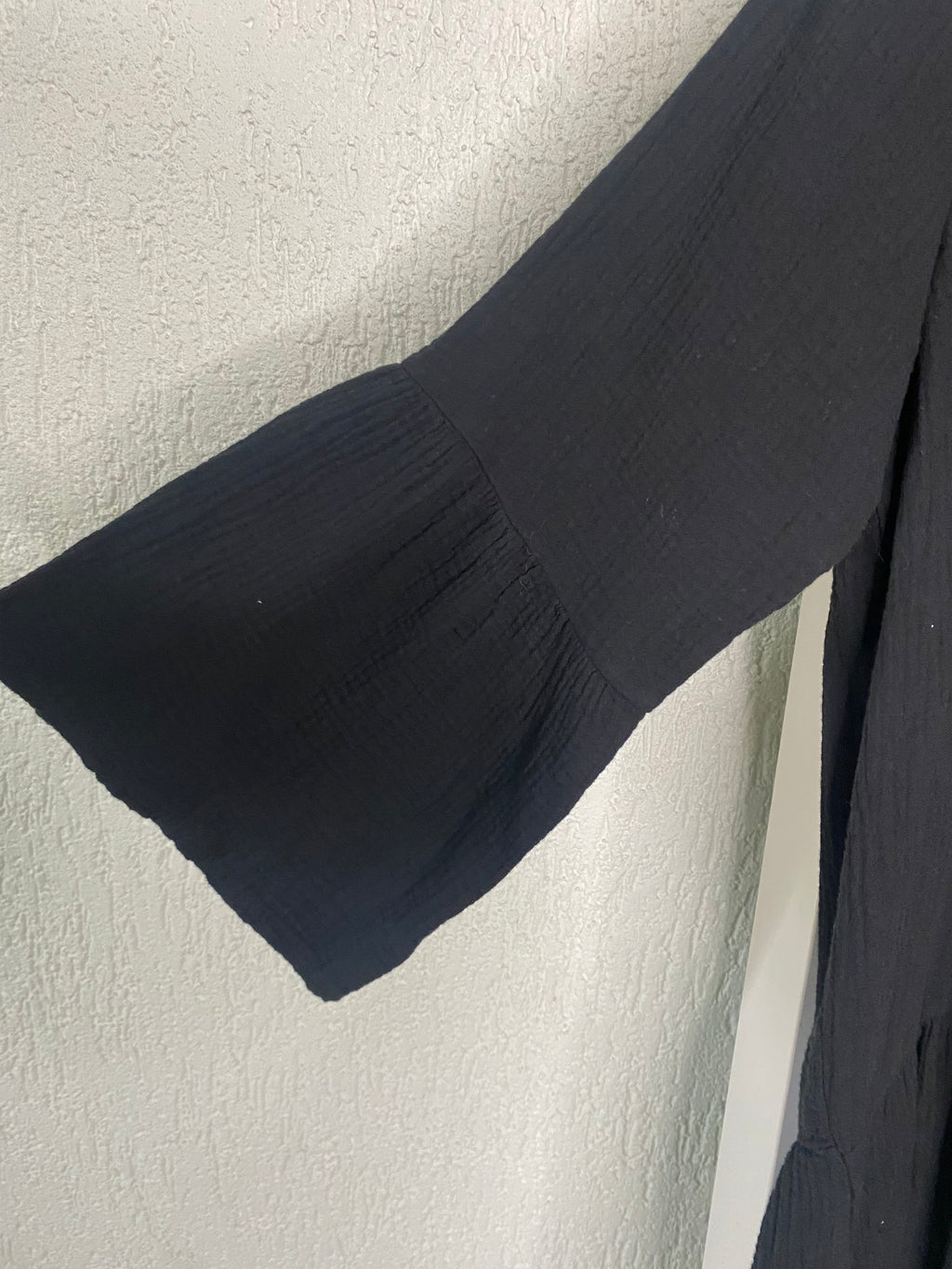 Knopfkleid aus Musselinoptik