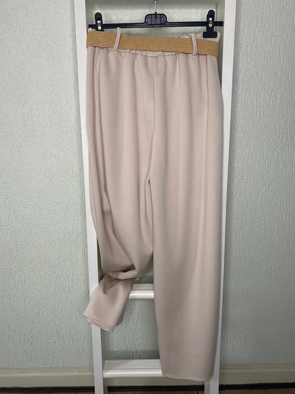 Weite Hose mit Flechtgürtel