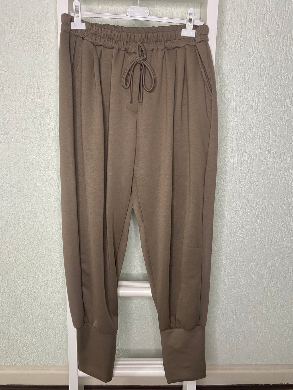 Jerseyhose mit extralangem Bündchen & Taschen