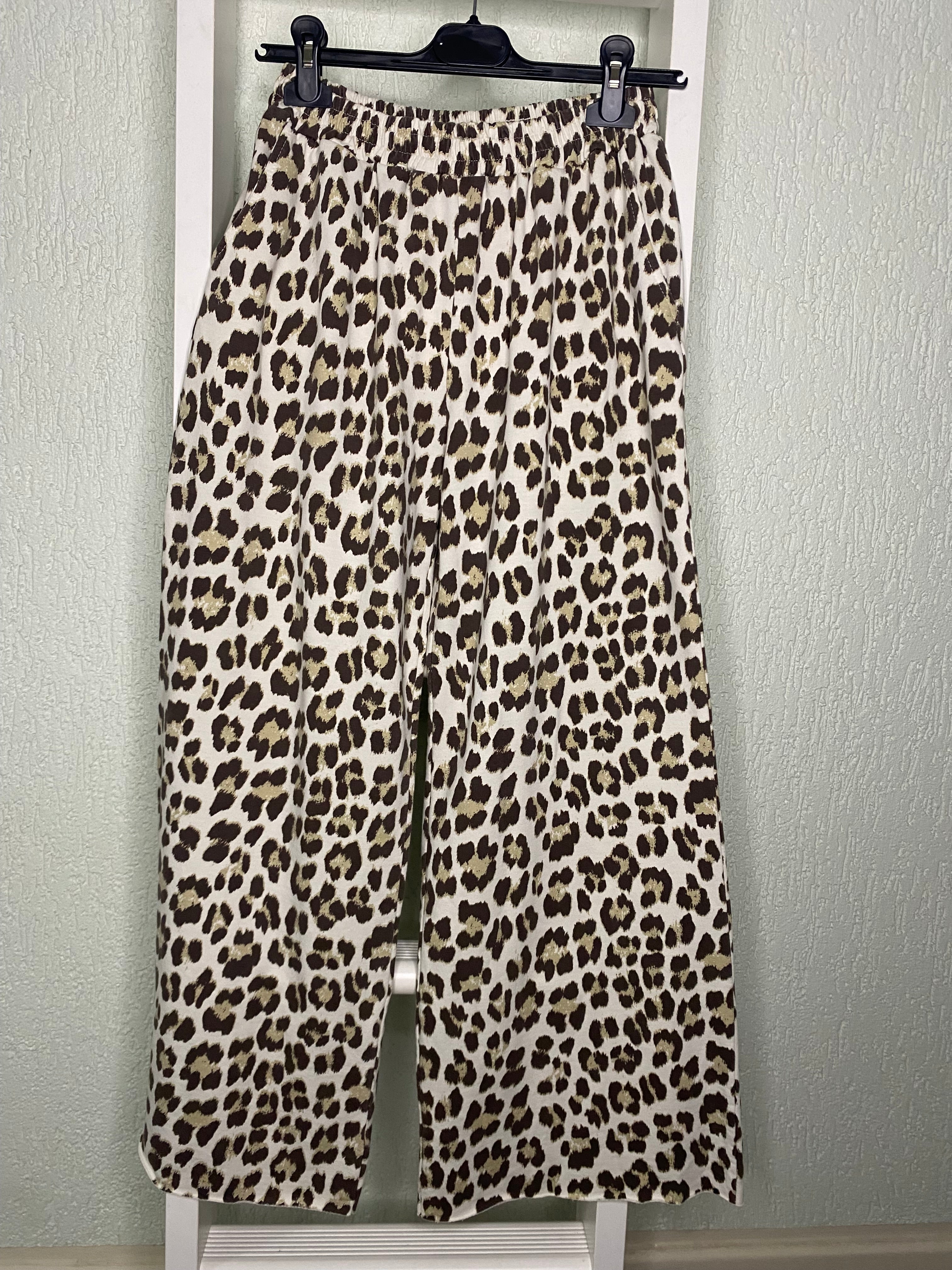 Leo Hose mit weitem Bein